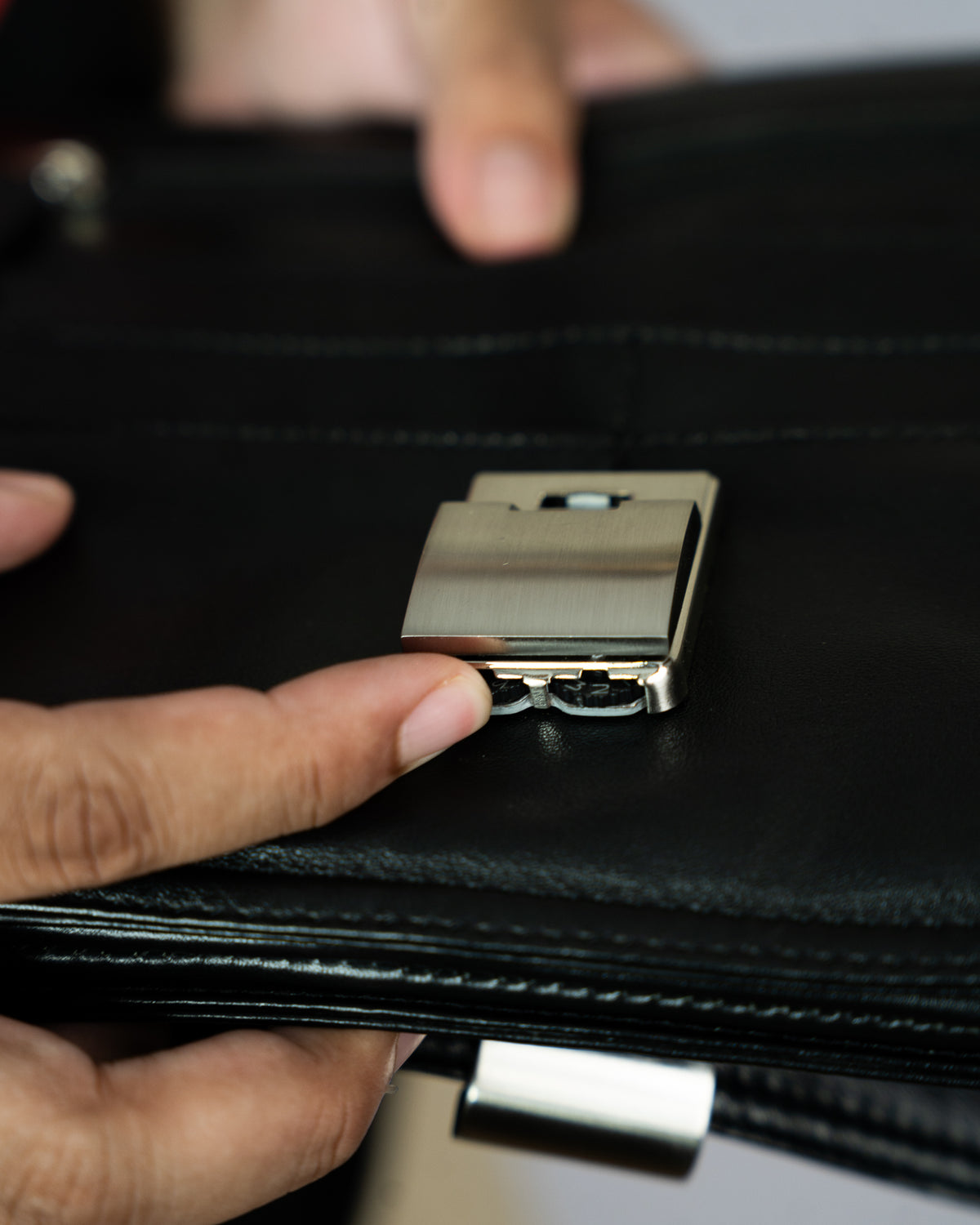 THE SHIFT SLING BAG